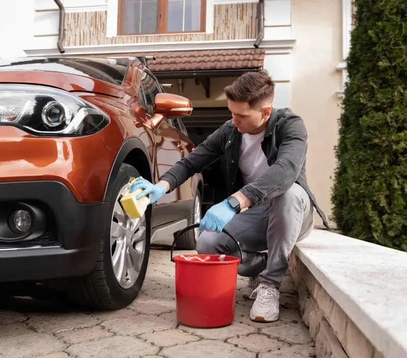 Lavage auto à domicile Autrechêne : professionnel intervenant sur un véhicule